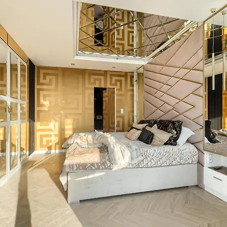 Hanza Tower Gold Apartment *